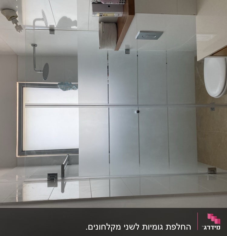 מקלחת עם ראש גשם ודלת זכוכית